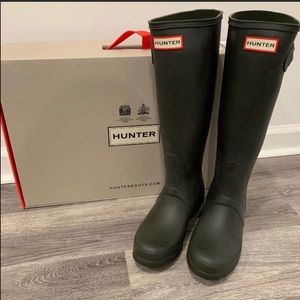 Hunter Tall Matte Olive Boots size 8- MINT!